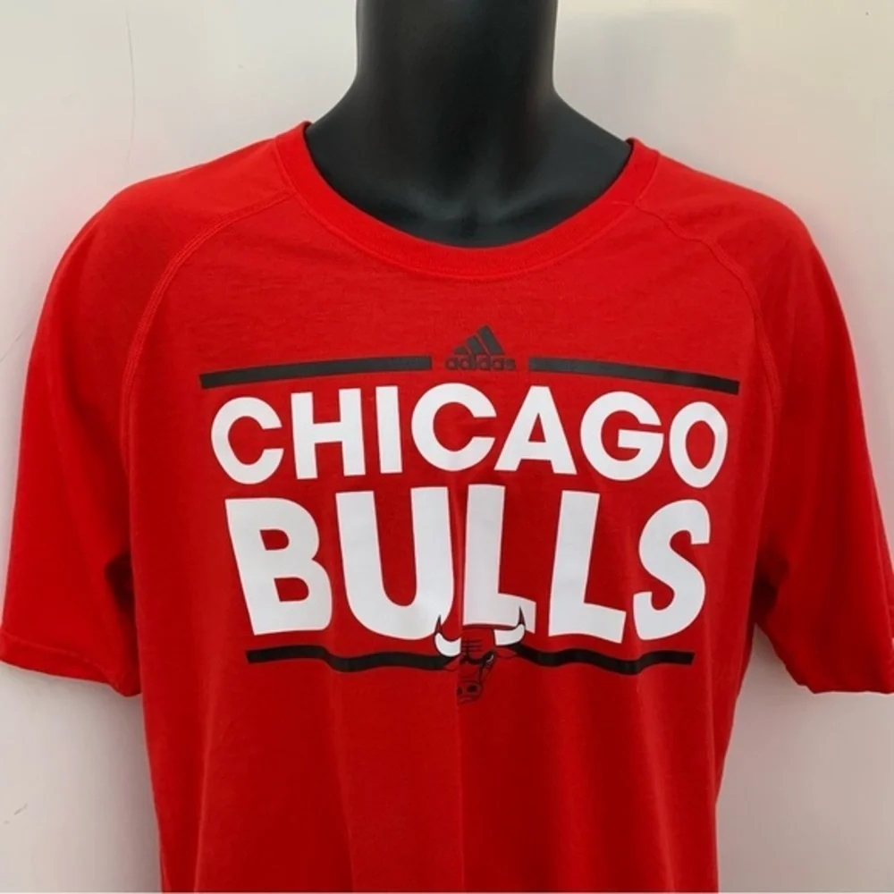 Adidas Chicago Bulls Ultimate Tee, Bright Red men’s short sleeve tee XL‎
